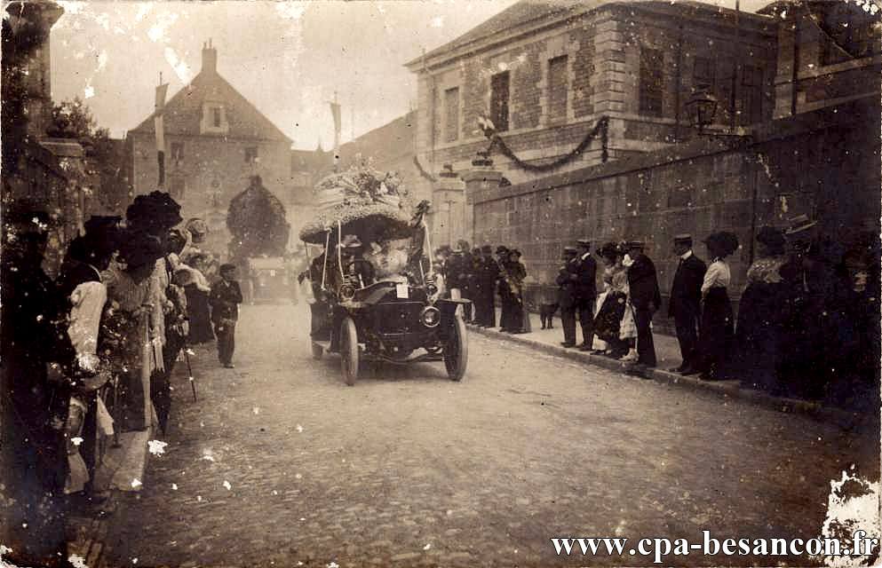 BESANÇON - Rue Charles Nodier - Défilé des voitures fleuries (Août 1910).